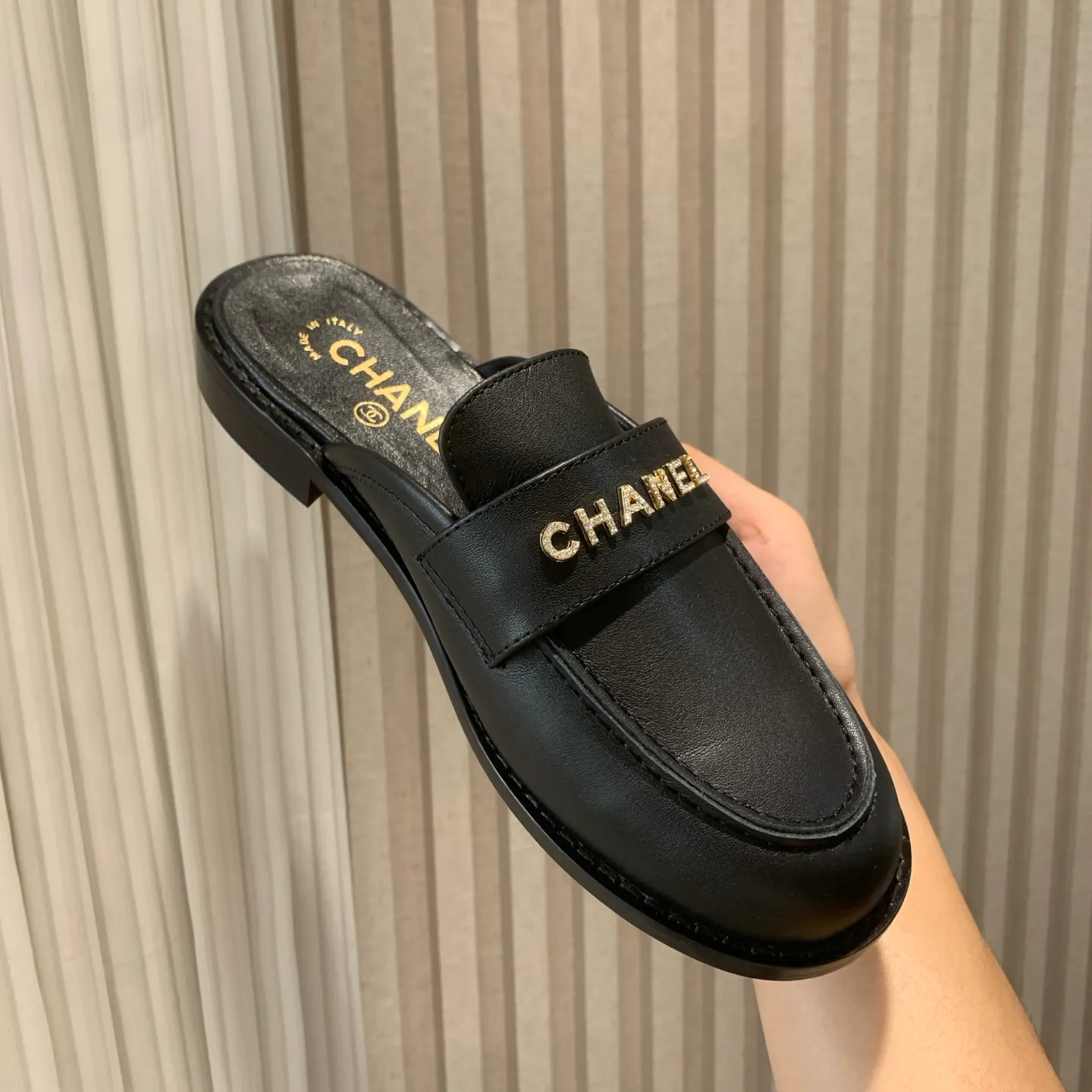 👟👟Ex-factory price 600👟👟 🍀2025 spring and summer new Chanel Chanel small diamond buckle monogram Loaf lazy half-slippers, which can be worn all year round. No matter when you wear them, they are very high-end and durable. You can attract attention when shopping on the street! Easily travel between commuting and leisure occasions, becoming a carefree fashionable and elegant woman ~ Upper: cowhide/butter Lining: lambskin Sole: Italian genuine leather outsole Size: 35-39 (40/41 customized, non-refundable and non-exchangeable